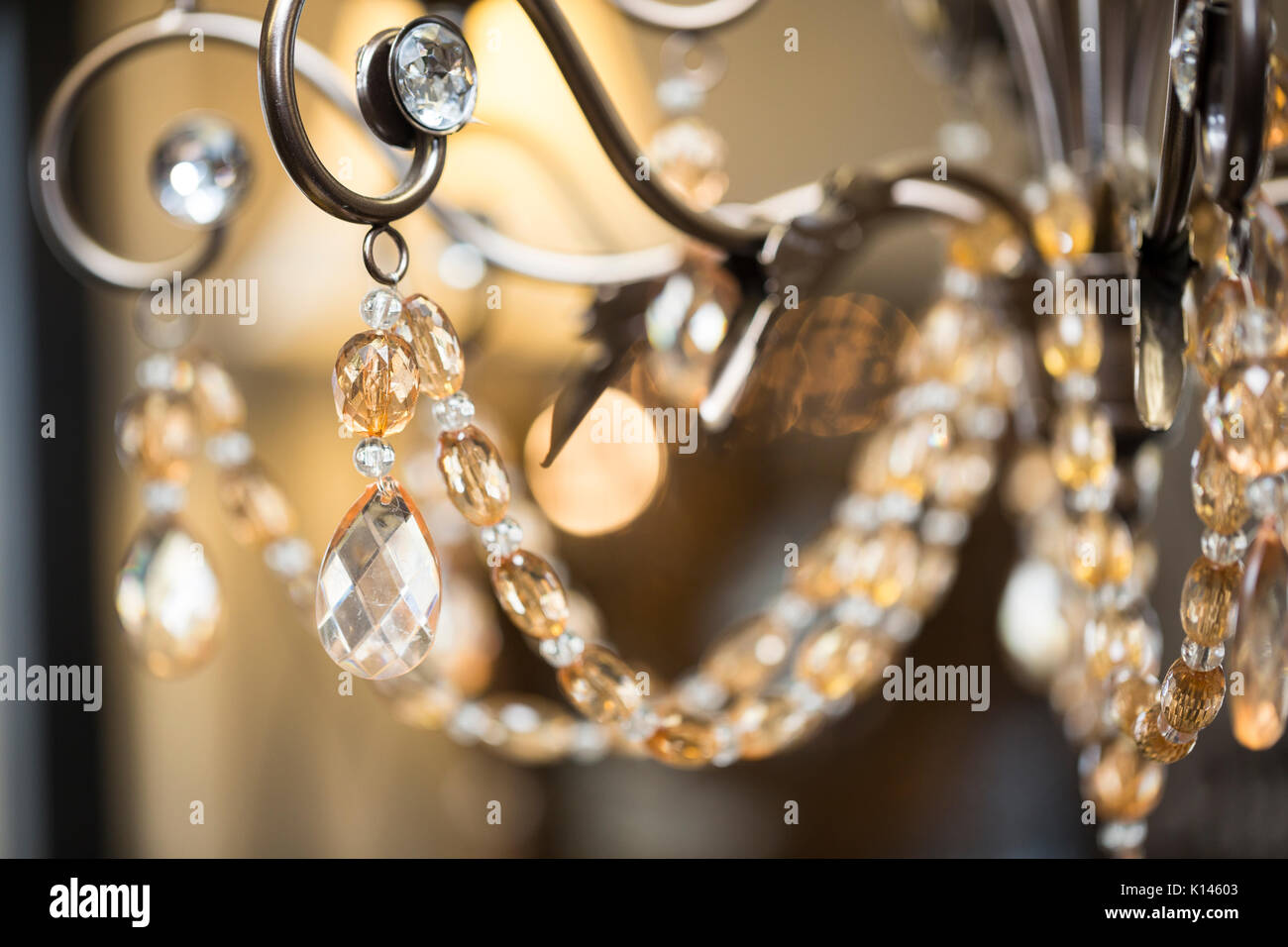 Close up di un vintage lampadario di cristallo Foto Stock