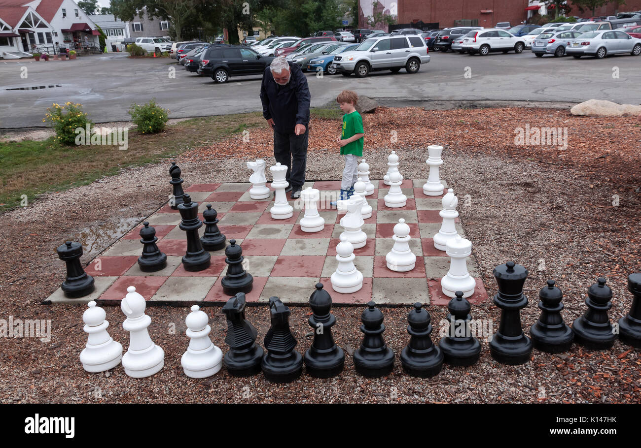 Nonno nipote di insegnamento come giocare a scacchi. Foto Stock