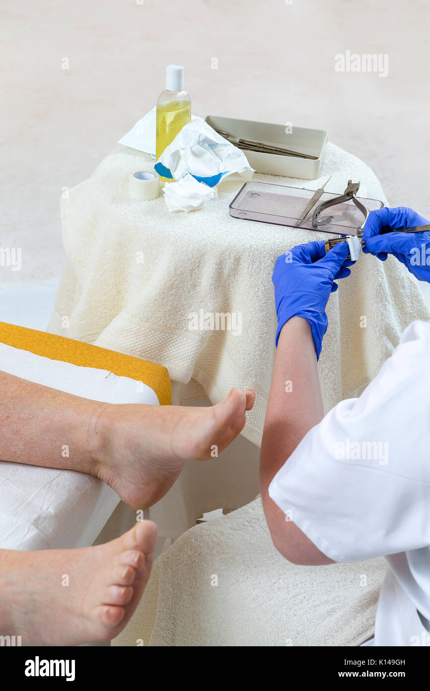 Pulizia pedicurist strumenti professionali dopo aver fatto pedicure Foto Stock