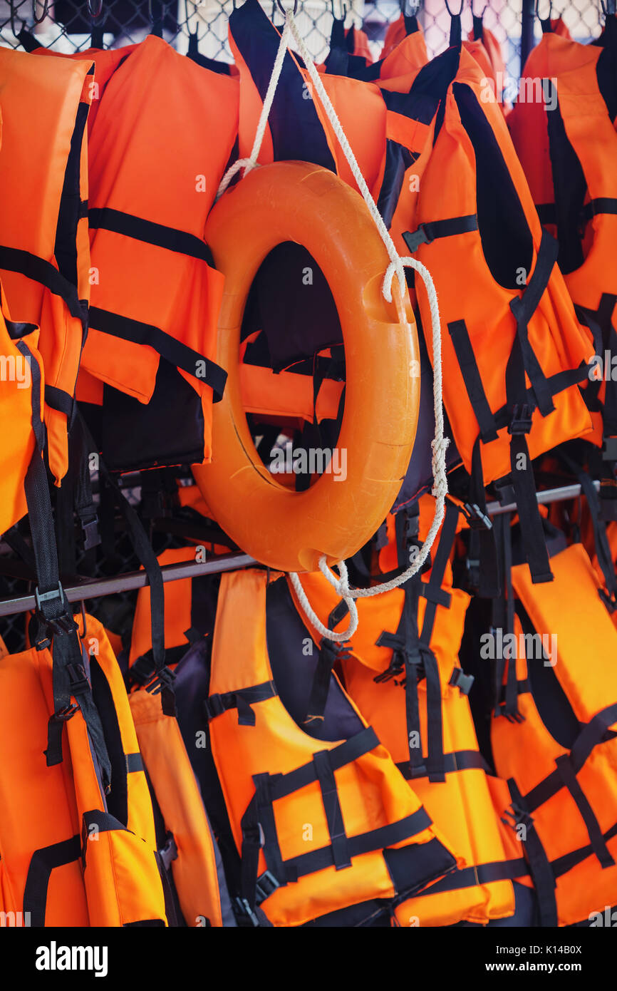 Orange giubbotto salvagente e anello di vita Foto Stock