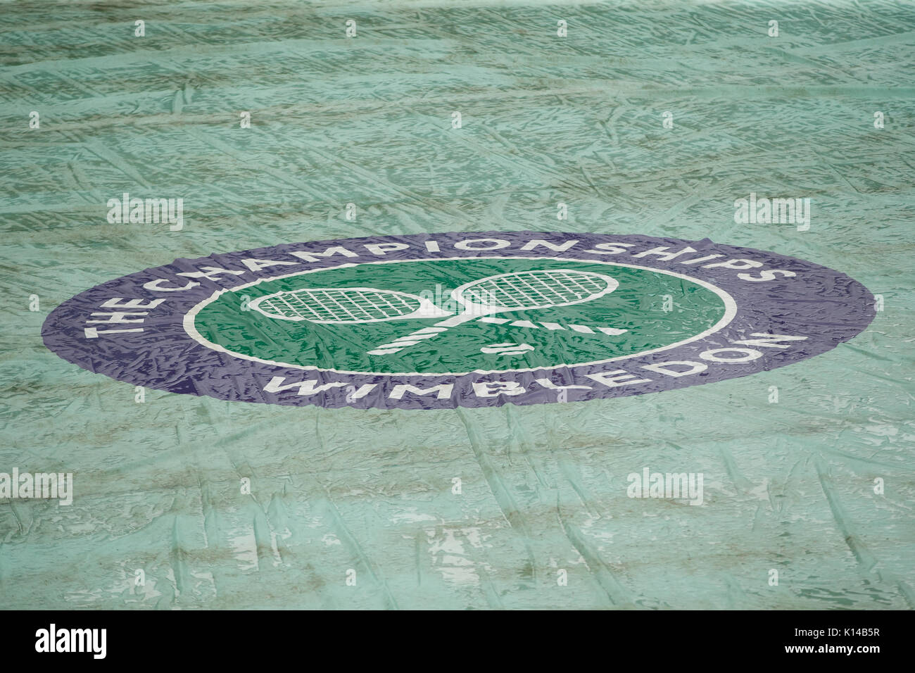 Il logo di Wimbledon sulla pioggia copre i campionati di Wimbledon 2017 Foto Stock