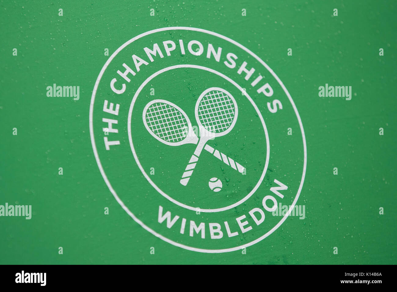 Wimbledon logo su un ombrello con le gocce di pioggia a campionati di Wimbledon 2017 Foto Stock Wimbledon logo su un ombrello con le gocce di pioggia a campionati di Wimbledon 2017 Foto Stock