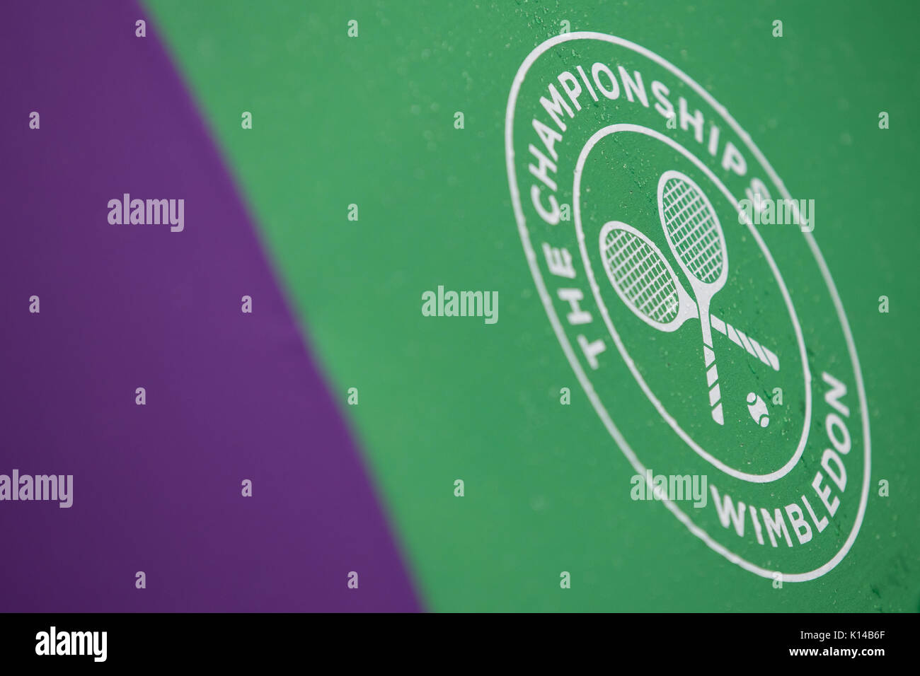 Wimbledon logo su un ombrello con le gocce di pioggia a campionati di Wimbledon 2017 Foto Stock Wimbledon logo su un ombrello con le gocce di pioggia a campionati di Wimbledon 2017 Foto Stock