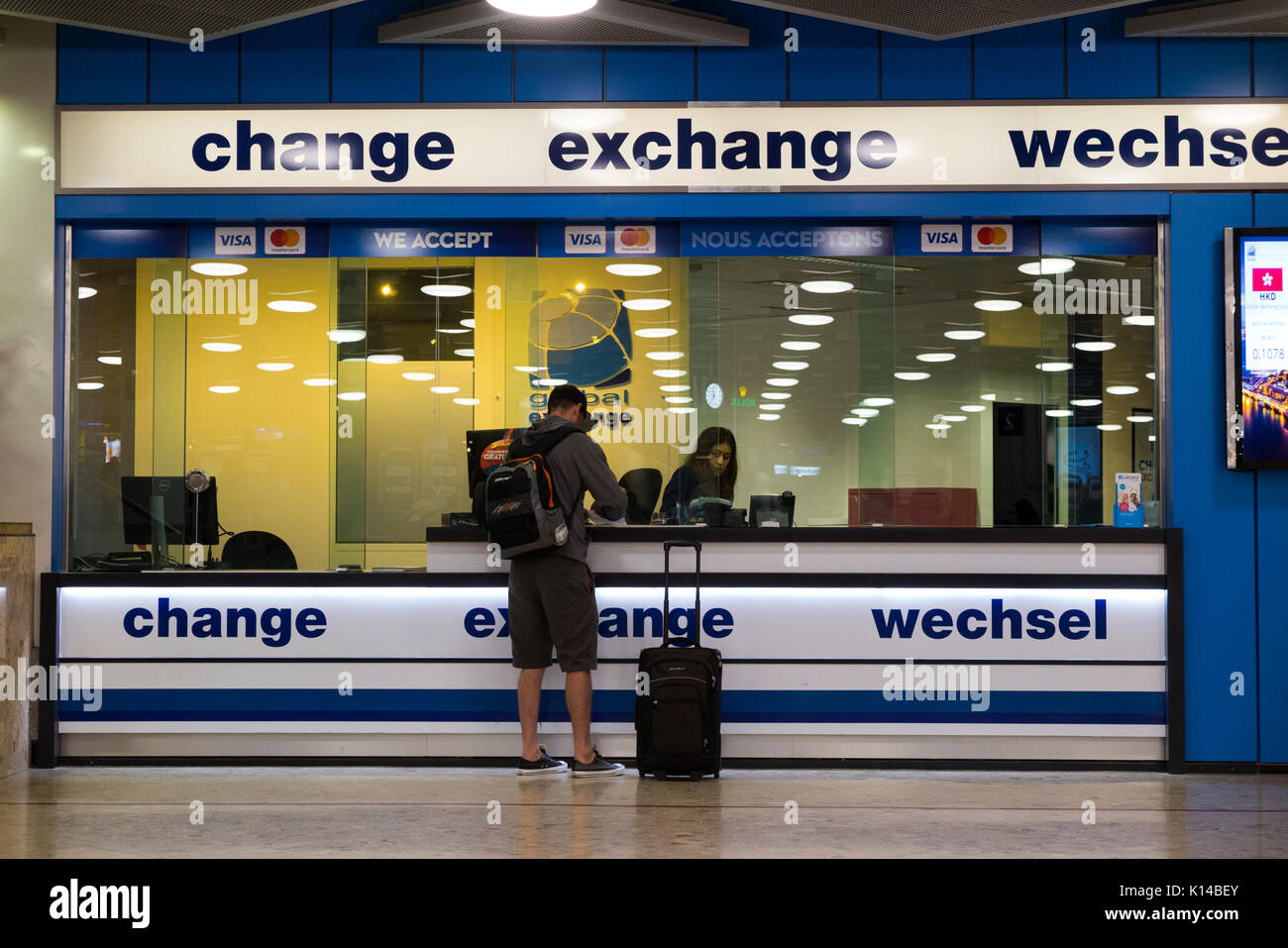 Global Valuta Estera Servizi Exchange Bureau de Change Office (e cliente), di arrivi area ritiro bagagli dell'aeroporto di Ginevra. La Svizzera. Foto Stock