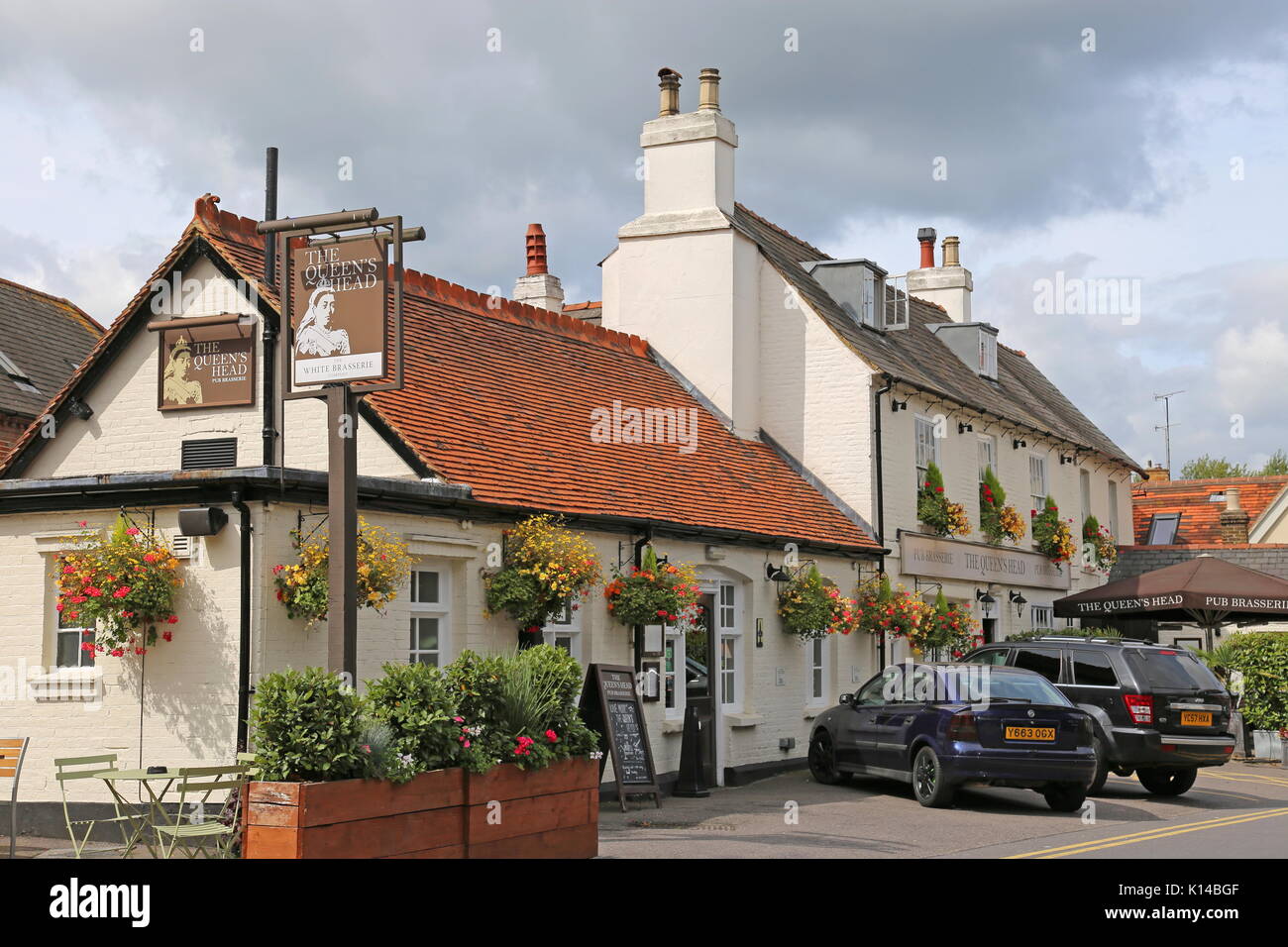 Testa della regina pub brasserie, Bridge Street, Weybridge, Surrey, Inghilterra, Gran Bretagna, Regno Unito, Gran Bretagna, Europa Foto Stock