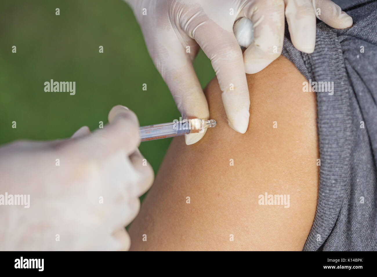 Close up medico dando un vaccino per un paziente Foto Stock