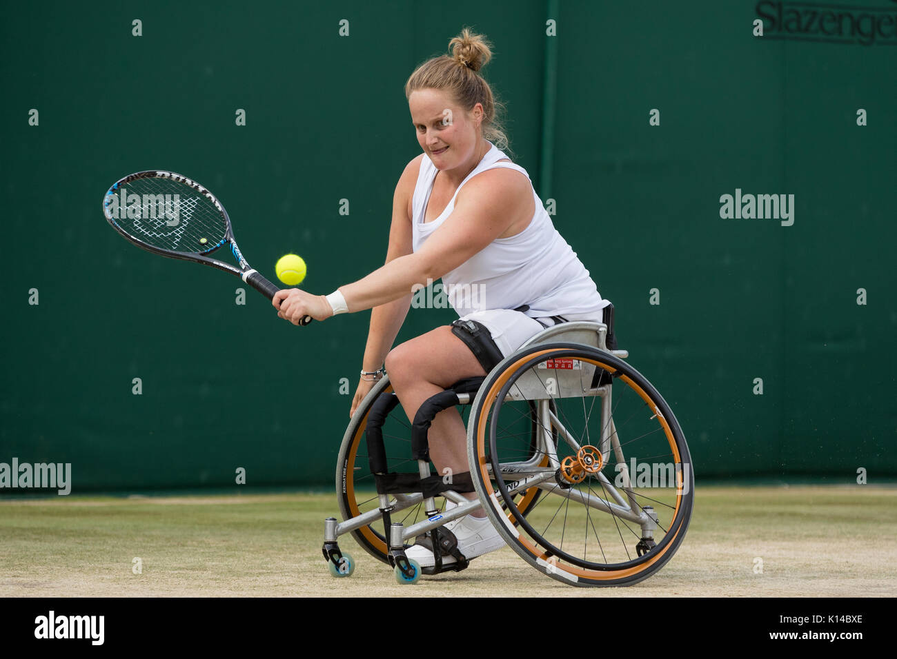 Tennis in carrozzina player Aniek Van Koot dei Paesi Bassi all'Ladies' carrozzella Singles - campionati di Wimbledon 2017 Foto Stock