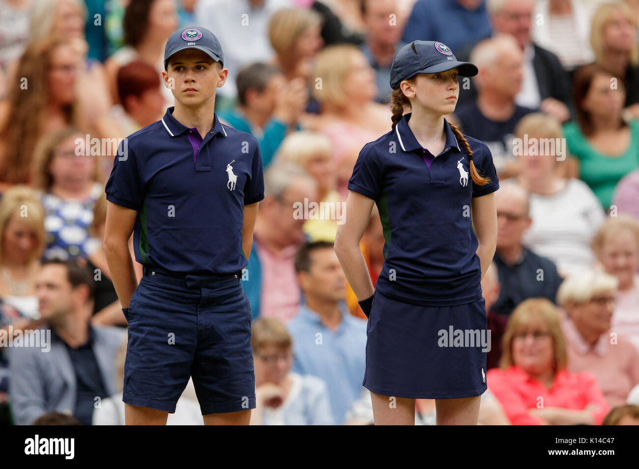 Palla ragazzo e ragazza in campionati di Wimbledon 2017 Foto Stock