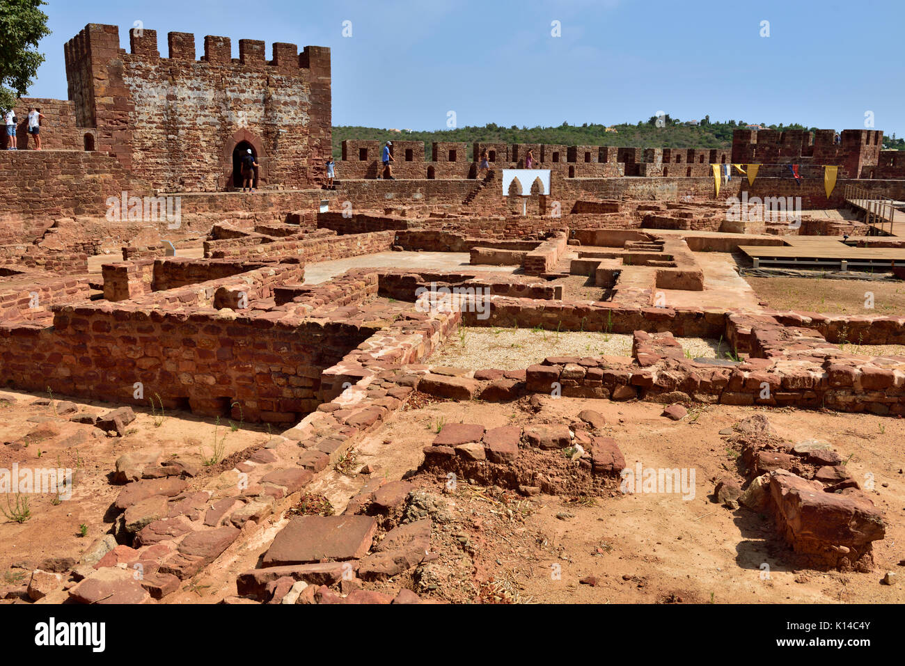 Motivi all'interno di Silves castle, Algarve, Portogallo, antica moresco Castello influenzata Foto Stock