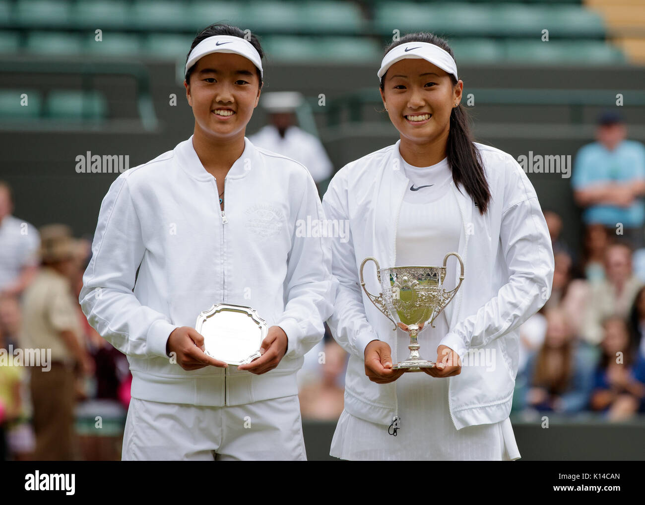 Claire Liu e Ann Li celebrare con i loro trofei le ragazze Singles - campionati di Wimbledon 2017 Foto Stock