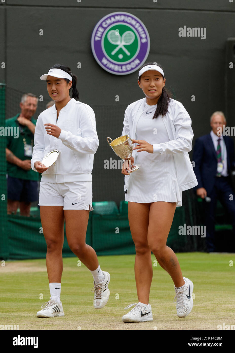 Claire Liu e Ann Li celebrare con i loro trofei le ragazze Singles - campionati di Wimbledon 2017 Foto Stock