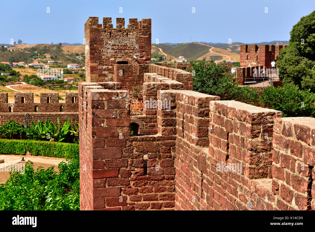 Bastioni dall'interno Silves castle e vista sulla città, Algarve, Portogallo, antica moresco Castello influenzata Foto Stock