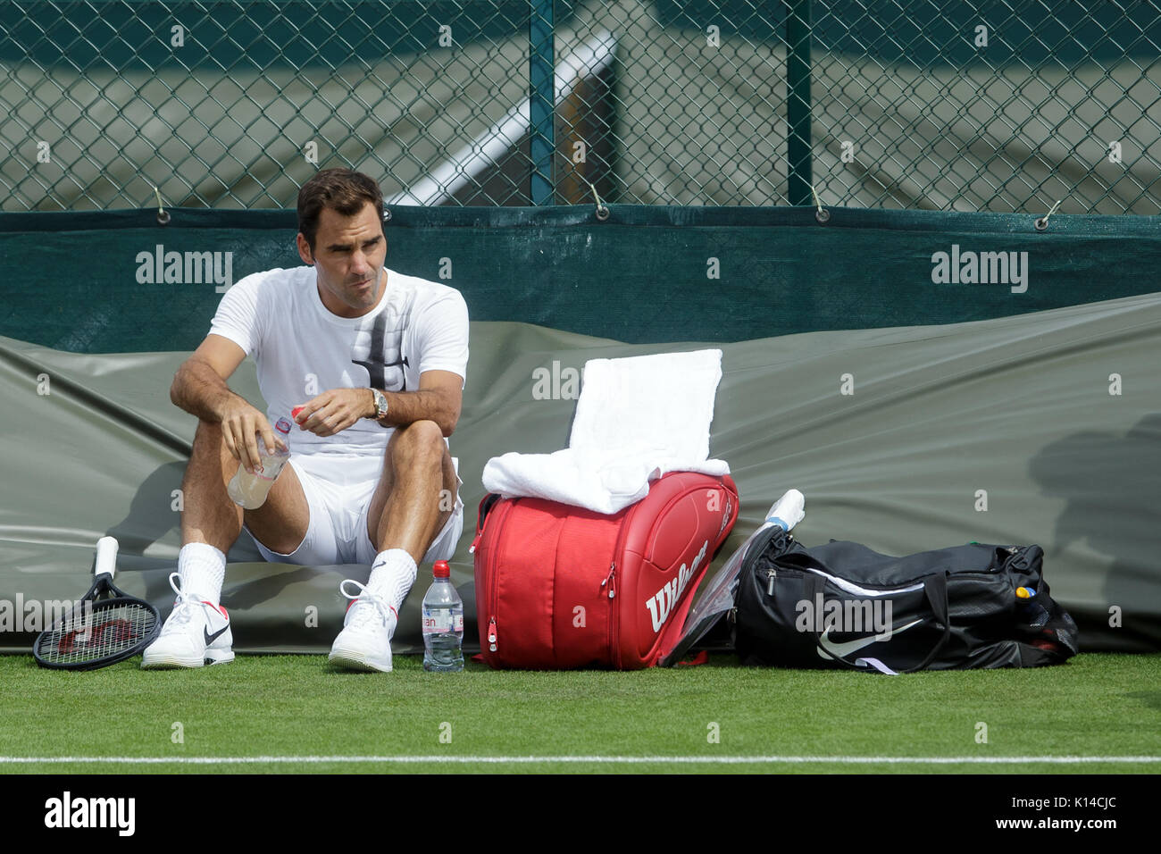 Roger Federer durante la pratica presso i campionati di Wimbledon 2017 Foto Stock