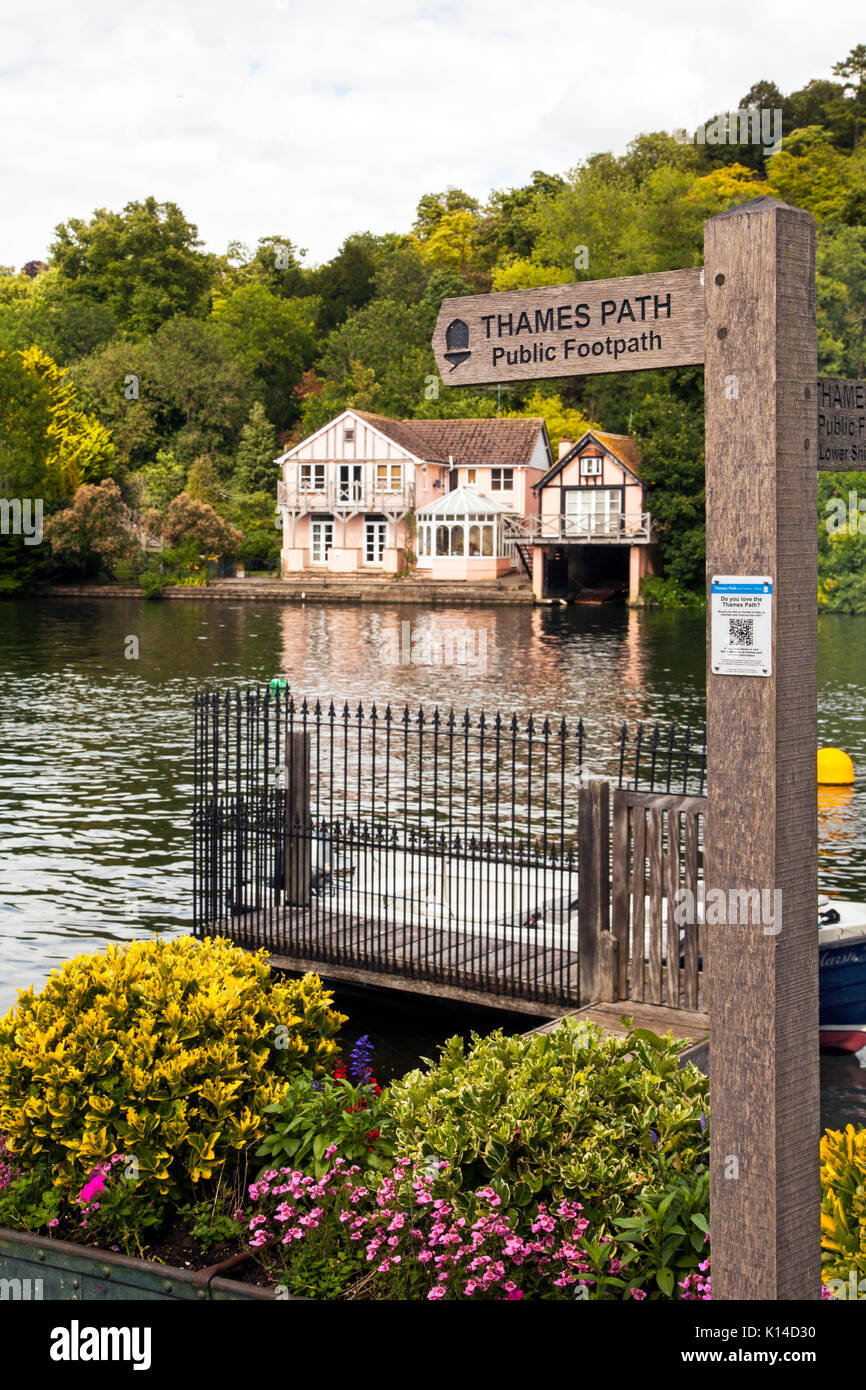 Waymarker mostrando le direzioni per il Tamigi a lunga distanza sentiero lungo il fiume Tamigi a Henley on Thames Oxfordshire Foto Stock