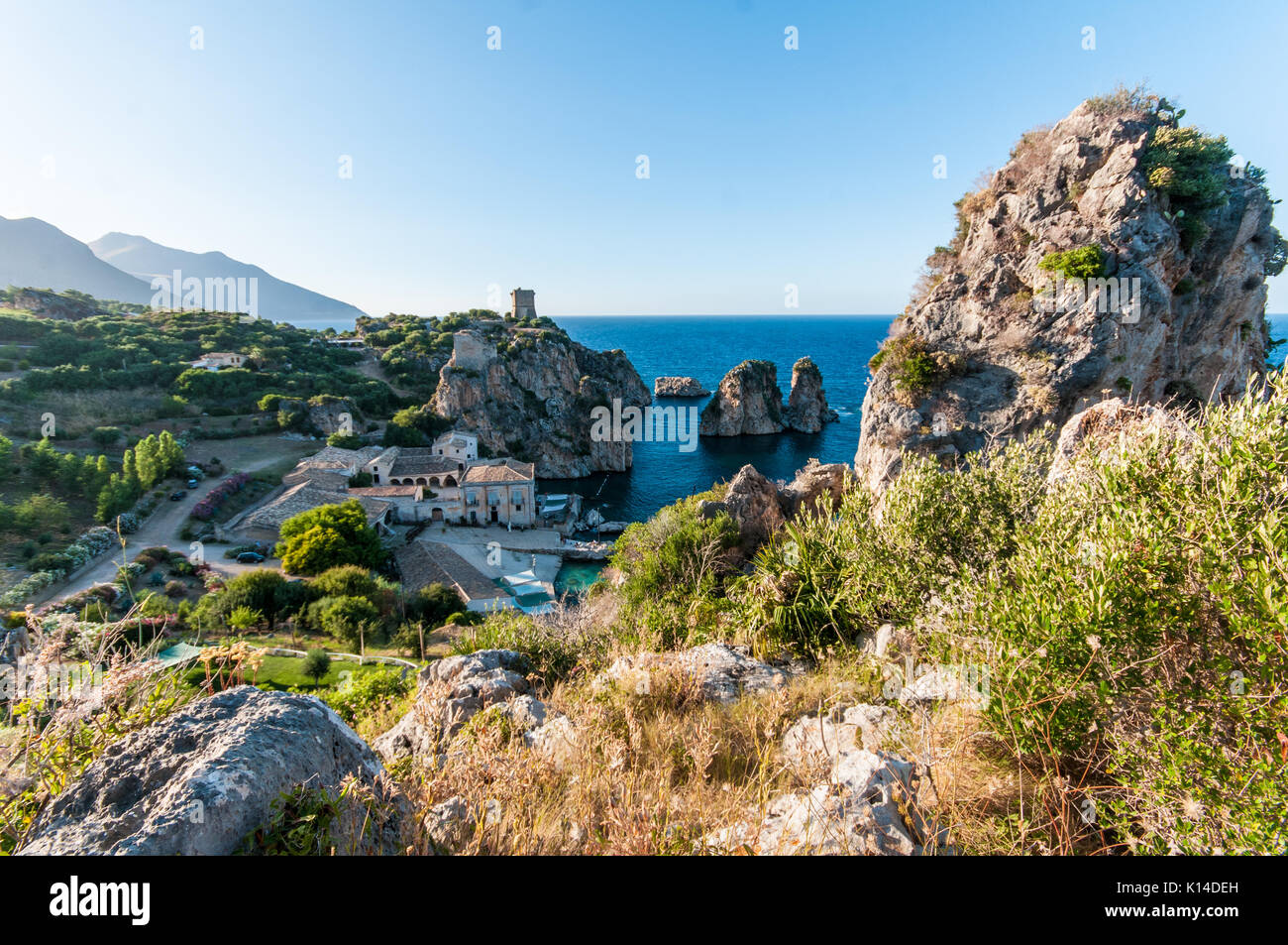 Panorama siciliano di 'La tonnara' vicino a Scopello, Trapani, Sicilia, Italia Foto Stock