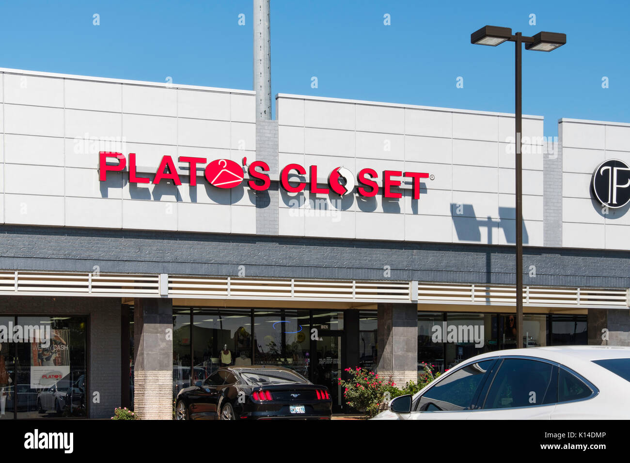 Plato's Closet acquista e vende dolcemente di indumenti usati per ragazzi e venti-qualcosa di ragazzi e ragazze. Storefront esterna, Norman, Oklahoma, Stati Uniti d'America. Foto Stock
