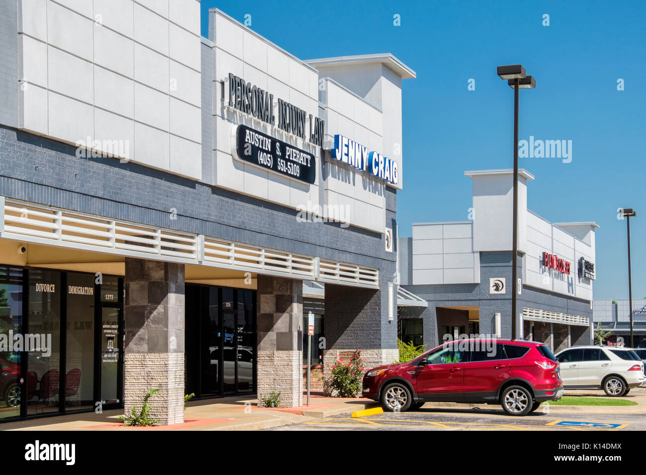 Una striscia mall in Norman, Oklahoma, Stati Uniti d'America, con un ufficio di diritto e Jenny Craig vetrine del negozio. Foto Stock
