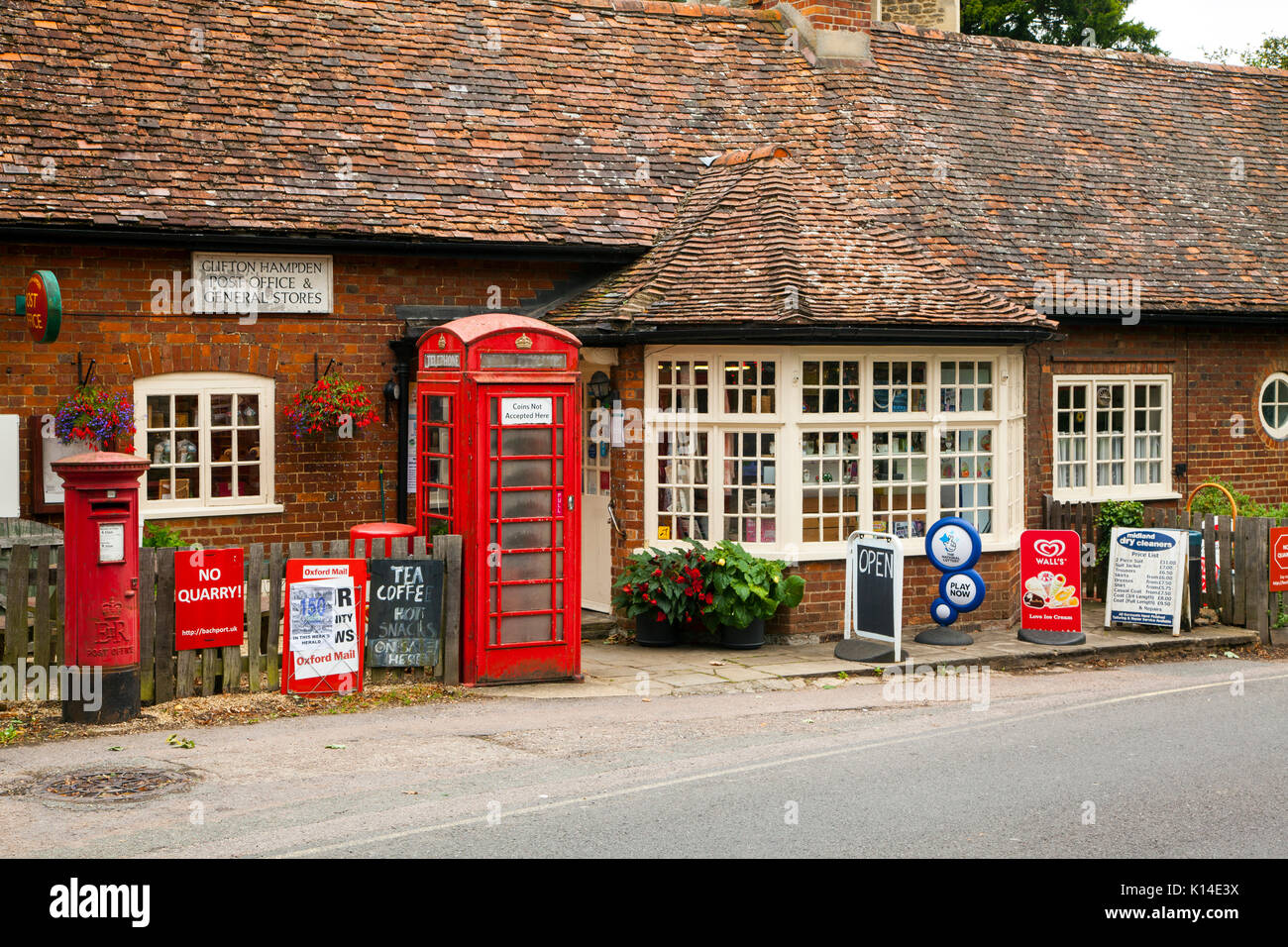 Clifton Hampden village post office e magazzini generali in Oxfordshire con telefono rosso scatola e rotondo rosso casella postale al di fuori ora serve tè e caffè Foto Stock