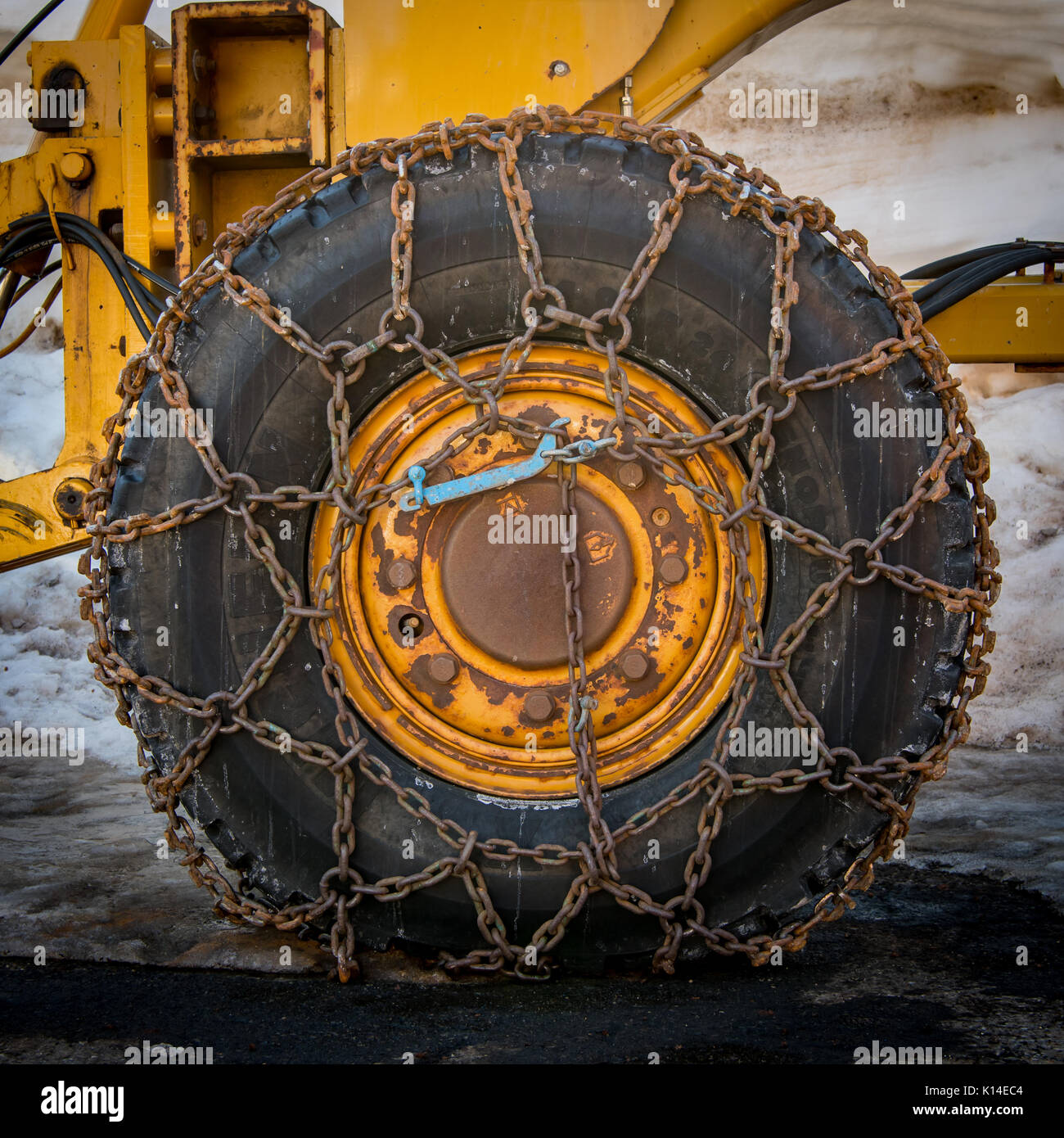 Catene da neve su pneumatici di grandi dimensioni su Snow Plough Foto Stock