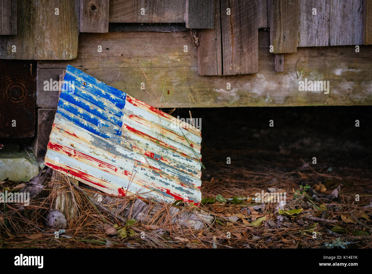 Bandiera americana dipinta su un vecchio foglio di metallo, weathered, trovati sul terreno da una cabina abbandonata nel centro di Alabama, Stati Uniti d'America. Foto Stock