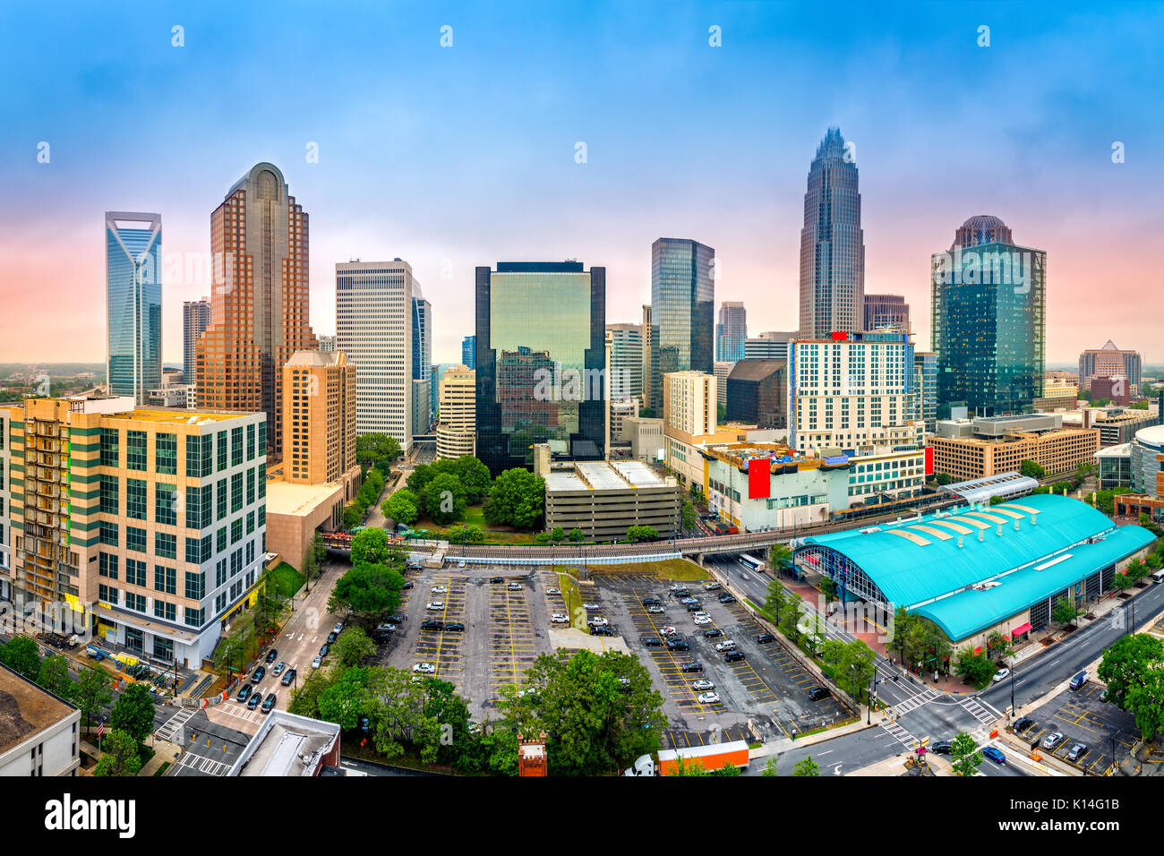 Vista aerea di Charlotte, NC skyline su un nebbioso pomeriggio Foto Stock