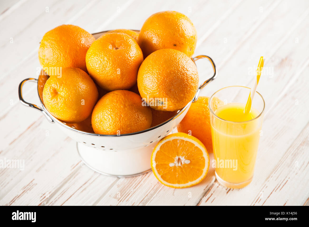 Arance fresche in uno scolapasta Foto Stock