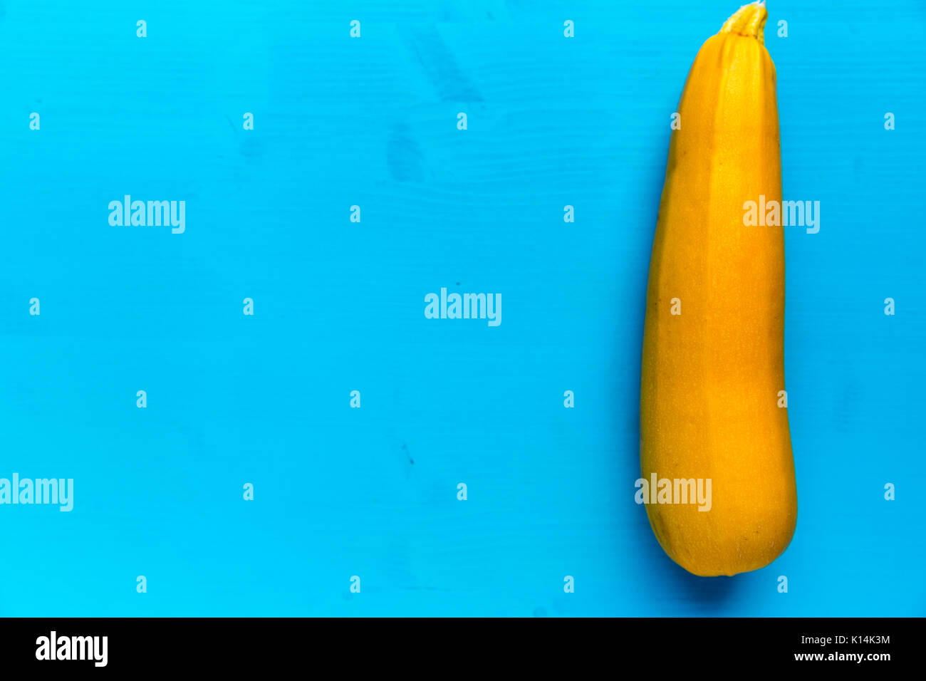 Zucchine su uno sfondo blu Foto Stock