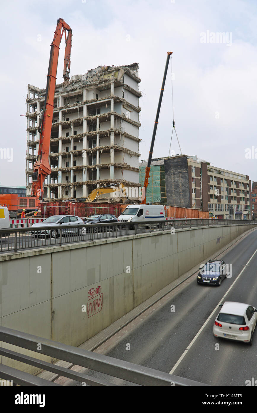 Demolito edificio per uffici con gru, street, sottopassaggio, traffico di veicoli a motore Foto Stock