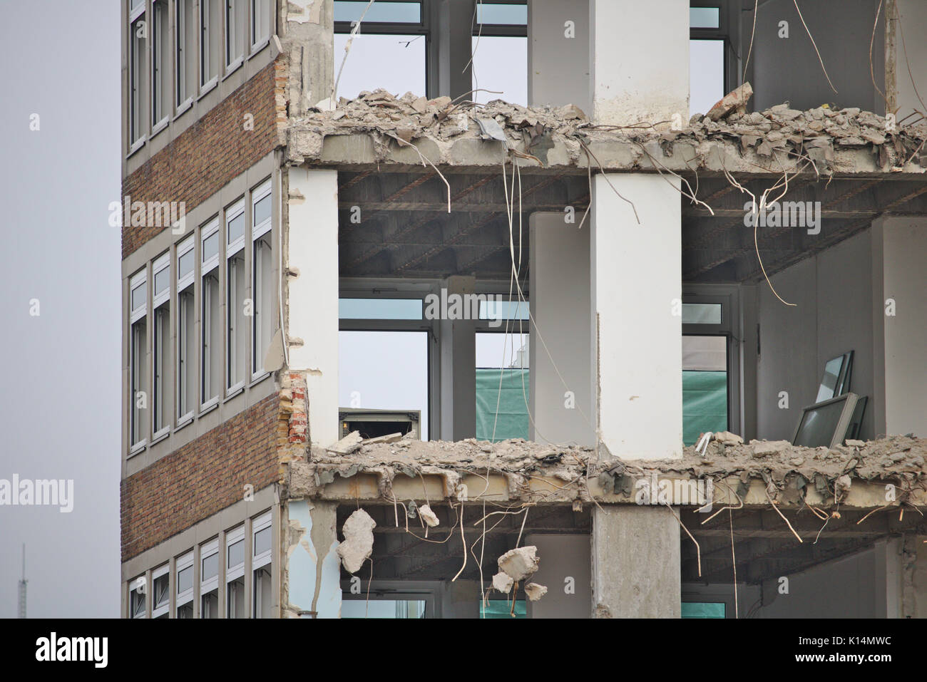 Close-up di demolito edificio per uffici con pareti mancanti Foto Stock