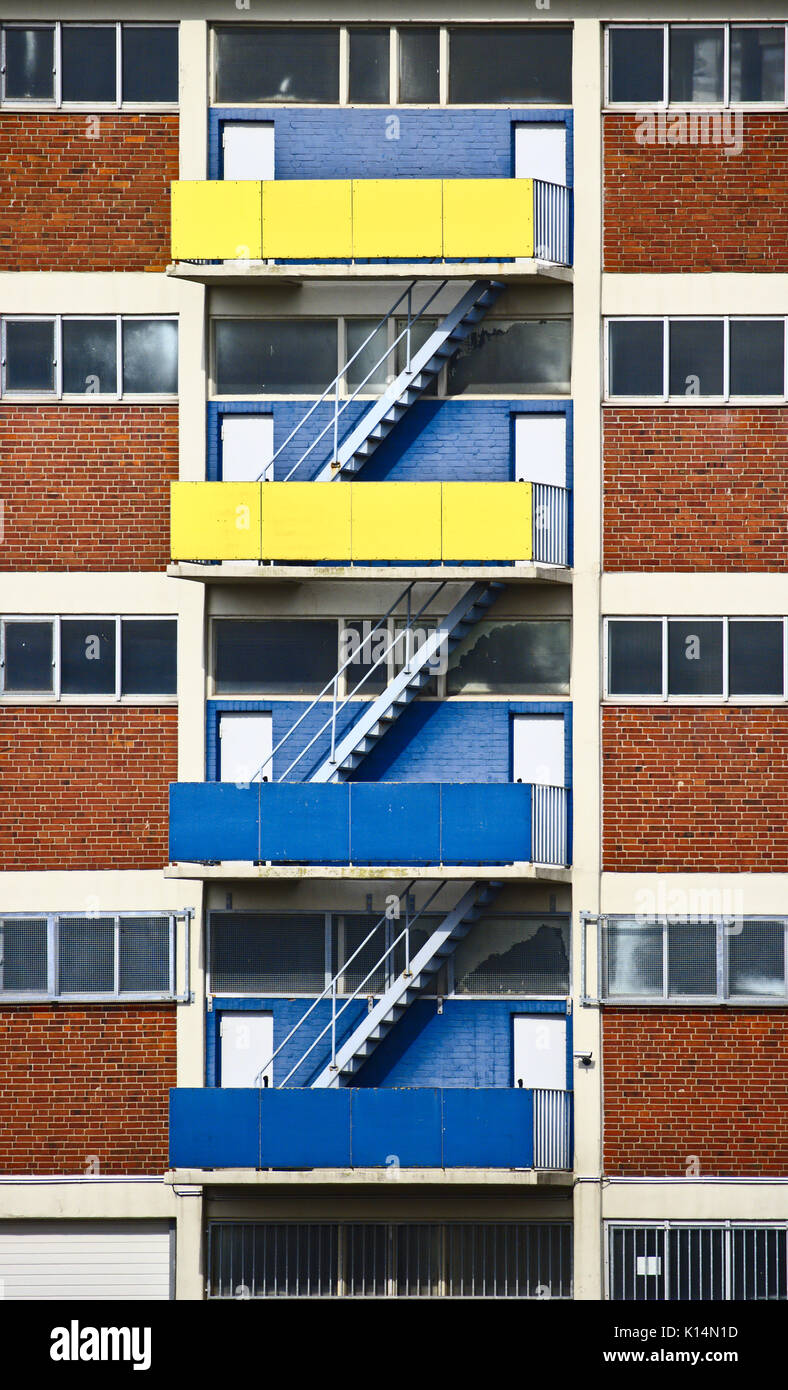 Tre rampe di scale sulla parete esterna di un edificio di colore giallo brillante e blu balconi Foto Stock