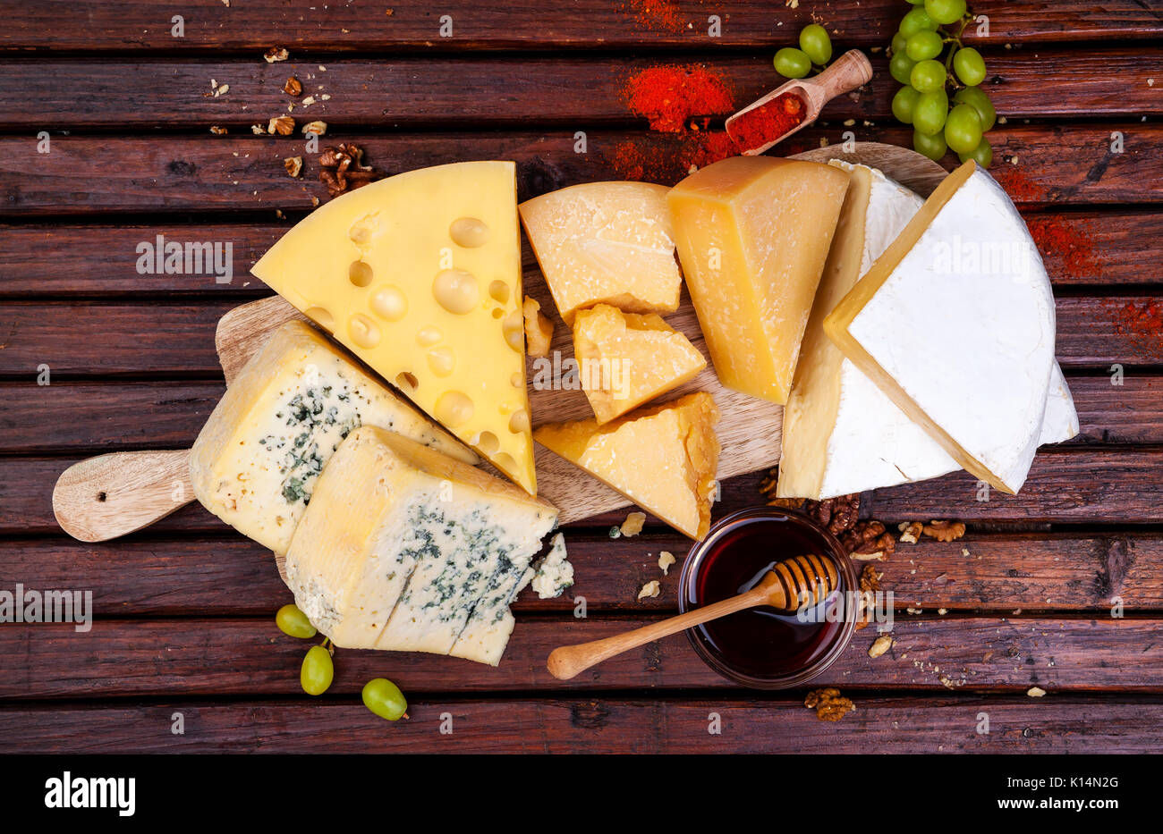 Vari tipi di formaggio. Il Cheddar, parmigiano, emmental, formaggi blu. Foto Stock