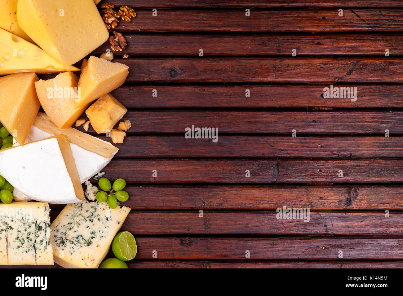Formaggi diversi sul tavolo di legno Foto Stock