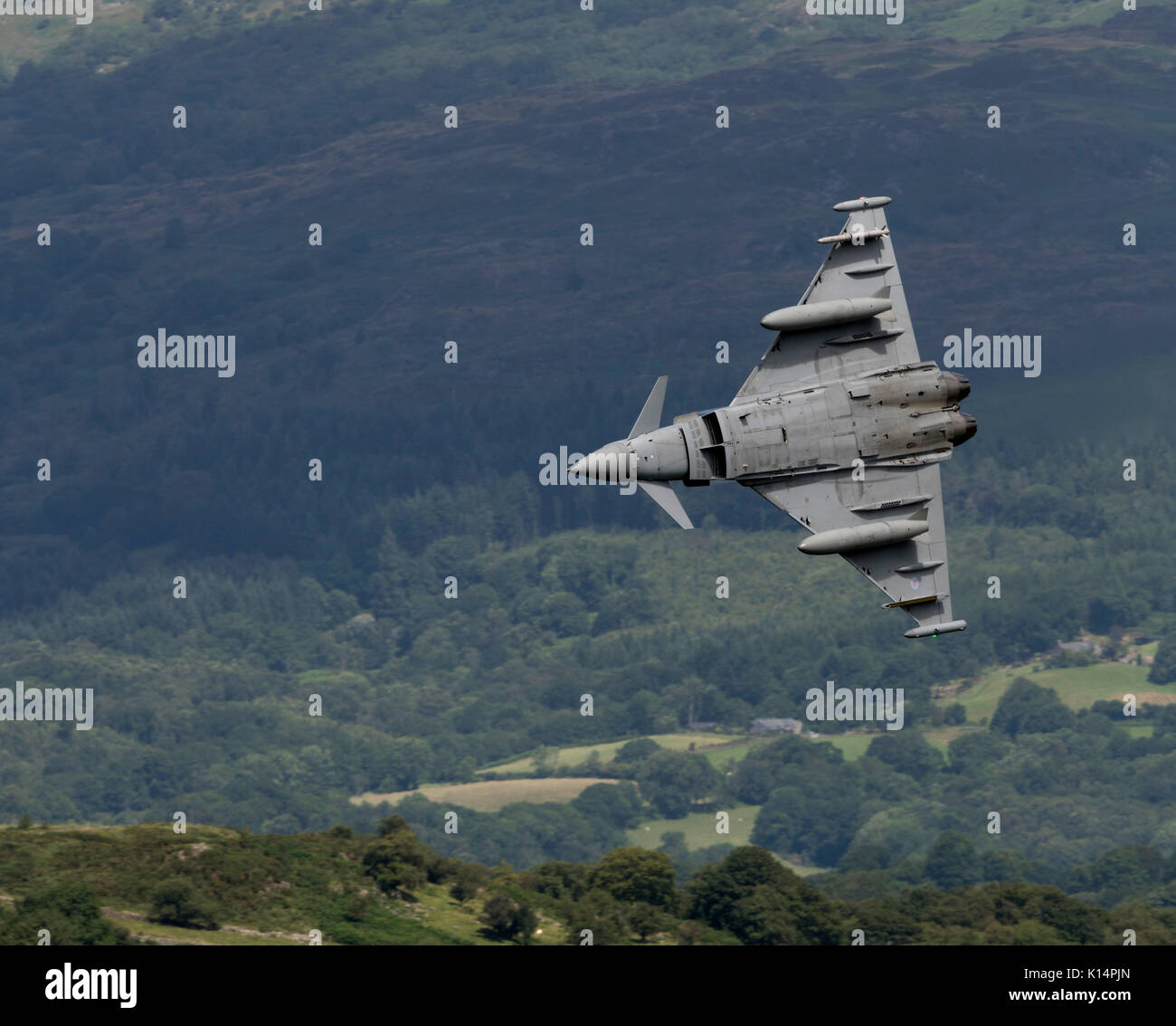 RAF Typhoon FGR4, conducendo a basso livello la formazione di volo in Snowdonia, Galles. Il Mach Loop, LFA7, Bassa Area battenti 7, Foto Stock