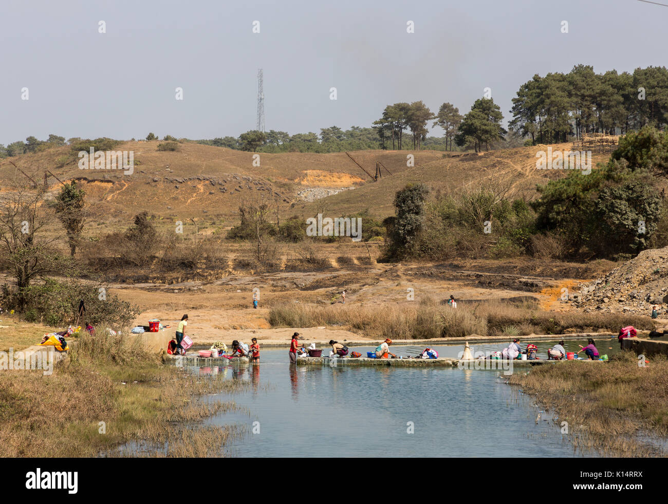 Le donne a lavare i panni nel fiume, Meghalaya, India Foto Stock