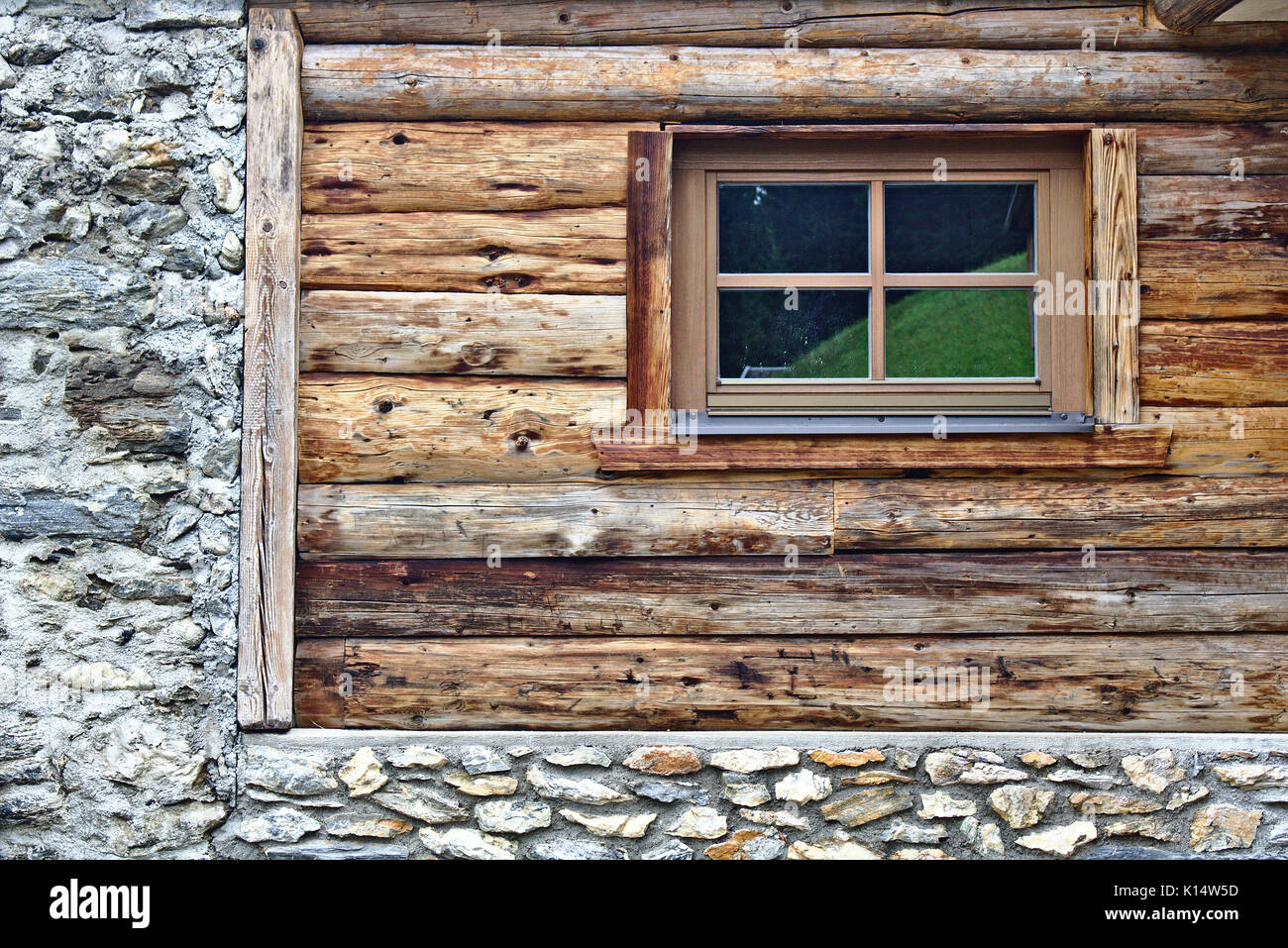 Log Cabin parete con finestra e campo grigio pietra foundation Foto Stock