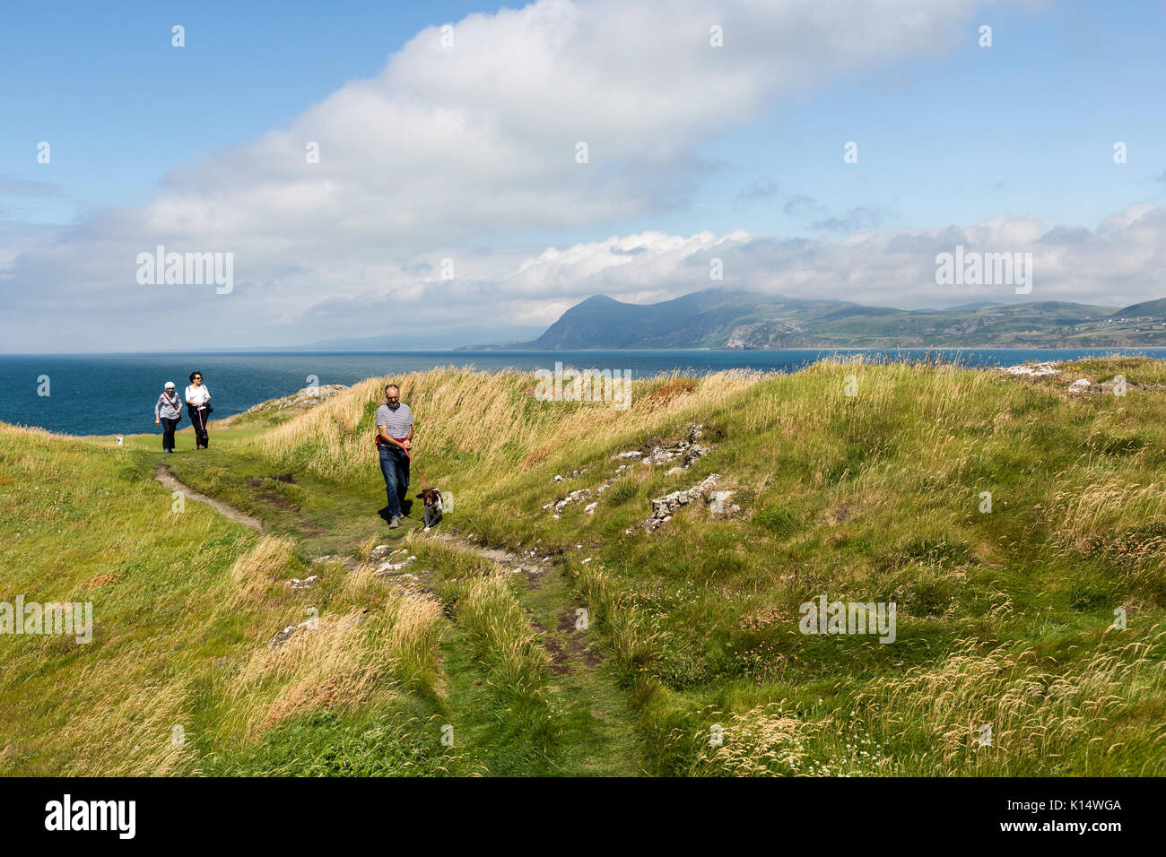 La gente a piedi il sentiero costiero a Porthdinllaen, Lleyn Peninsula, Wales, Regno Unito Foto Stock