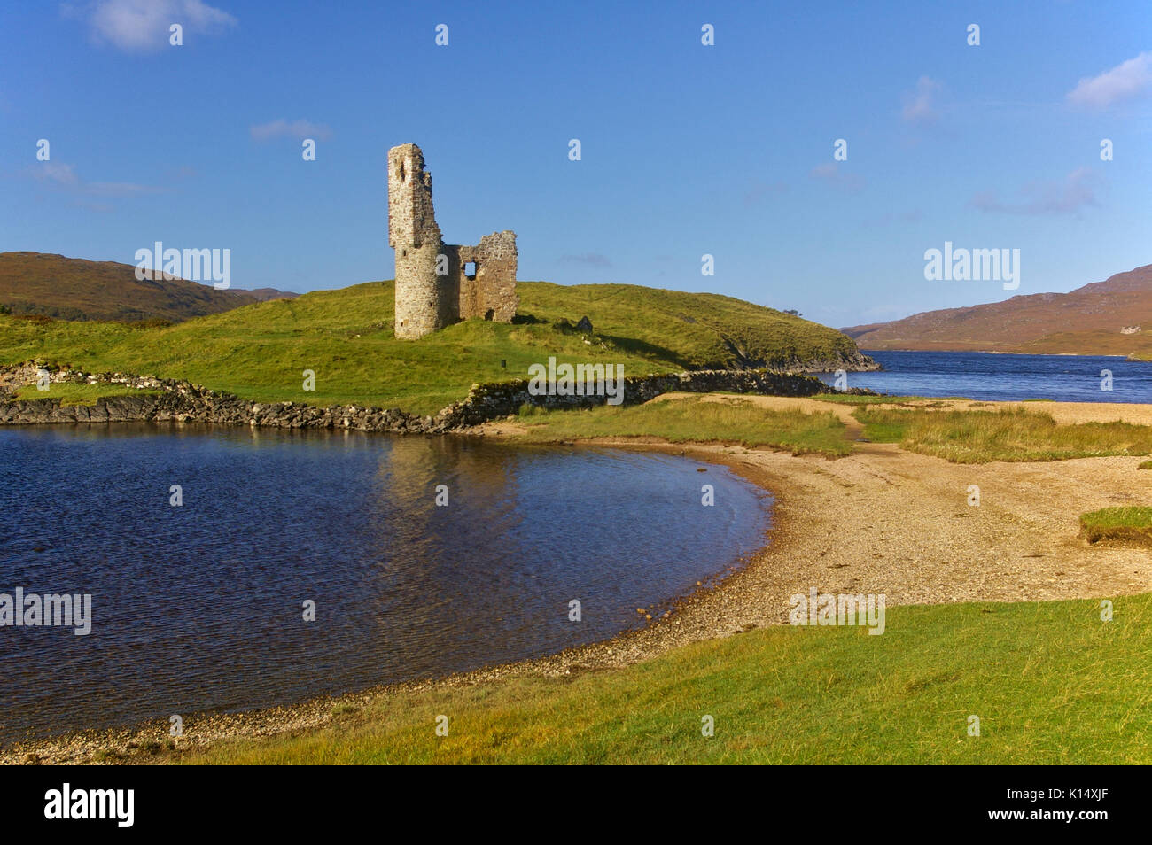 La rovina del castello di ardvreck sulla riva del lago di Loch Assynt, SCOZIA Foto Stock