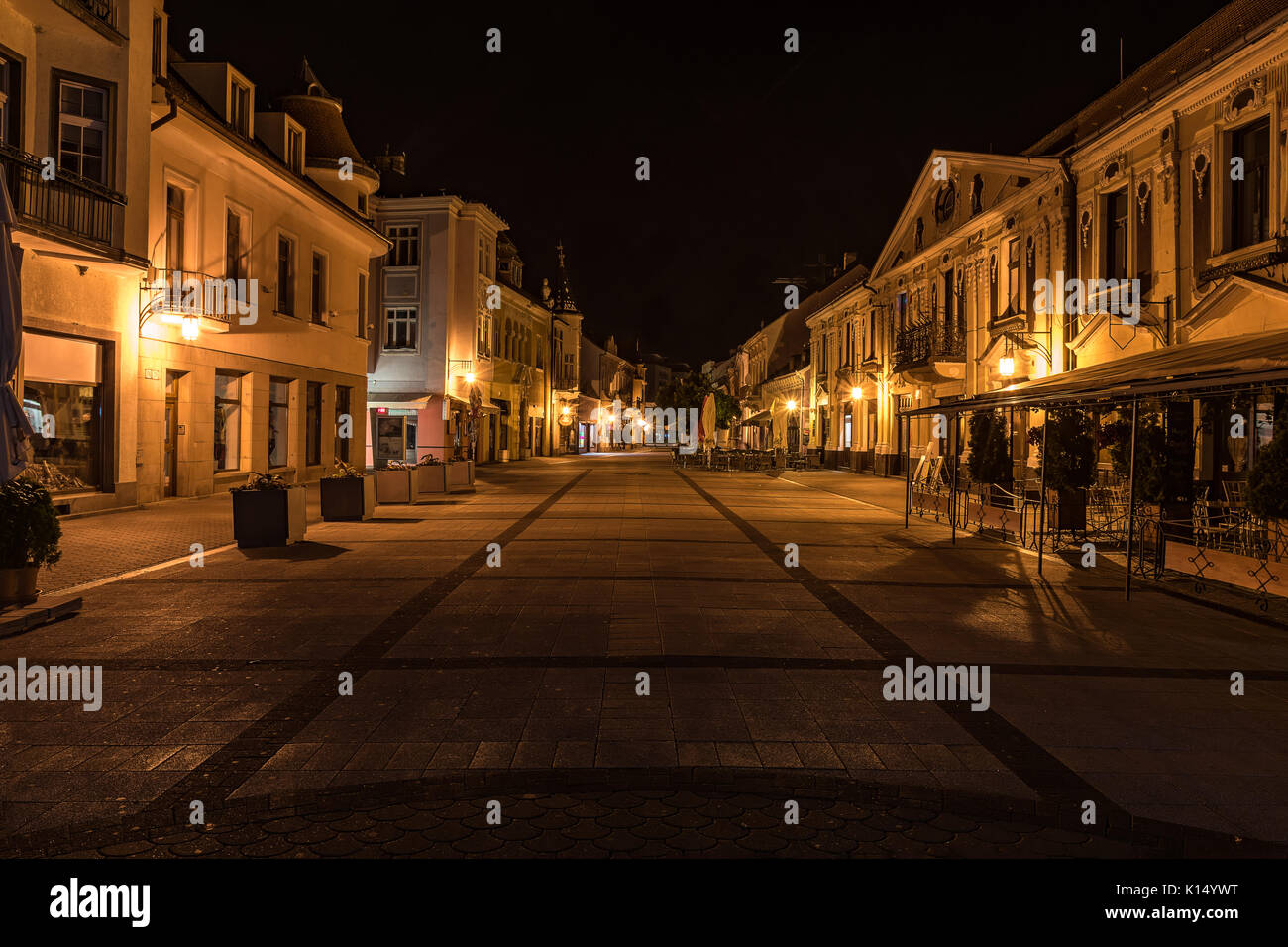 Dal centro città di Piestany (Slovacchia) nella notte con n. di persone intorno a Foto Stock