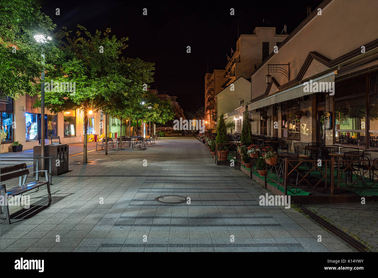 Dal centro città di Piestany (Slovacchia) nella notte con n. di persone intorno a Foto Stock