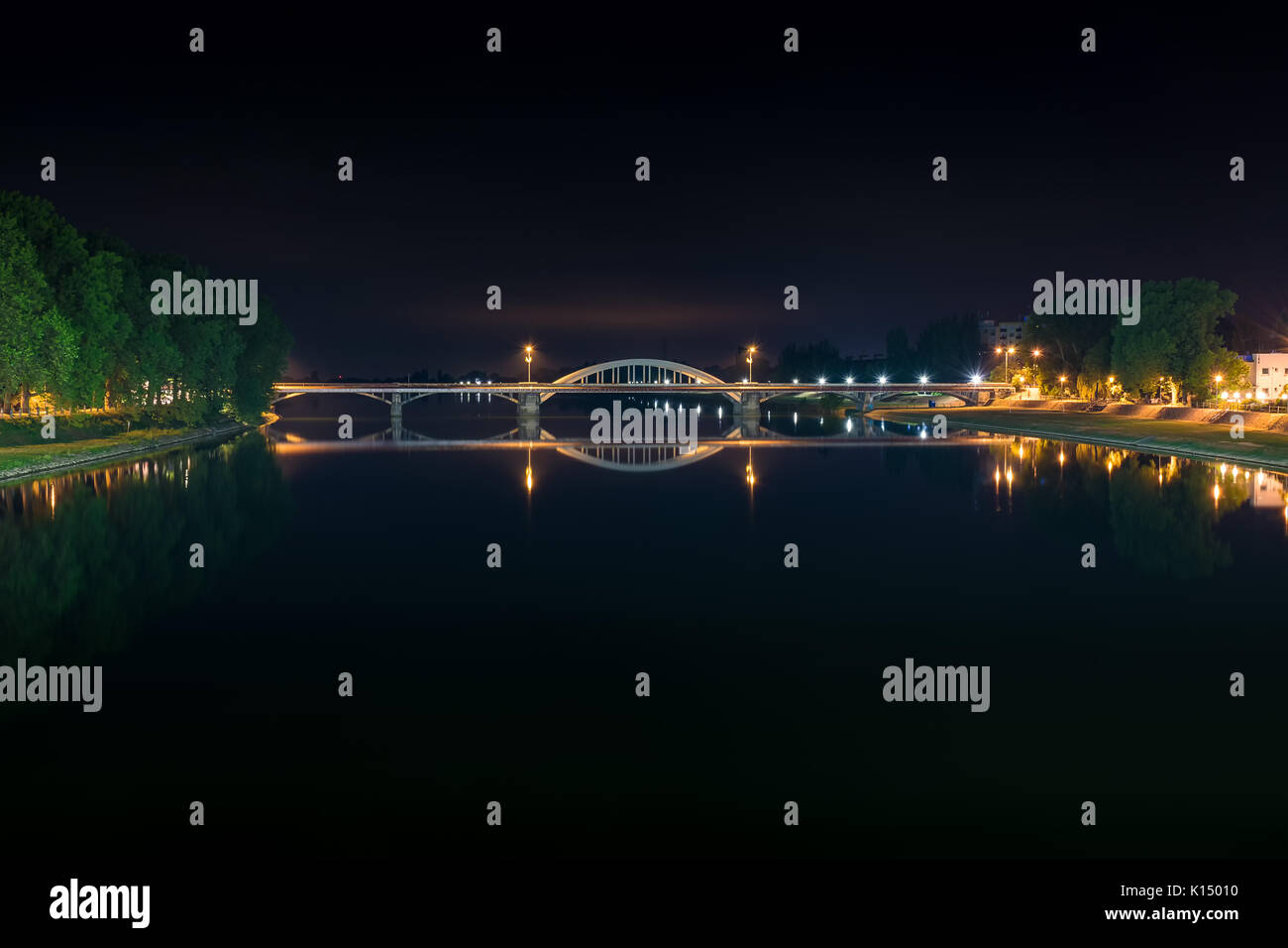 Ponte con luci in Piestany (Slovacchia) nella notte con n. di persone intorno a Foto Stock