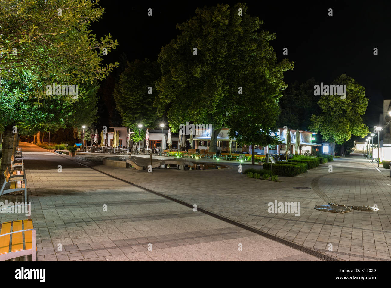 Dal centro città di Piestany (Slovacchia) nella notte con n. di persone intorno a Foto Stock