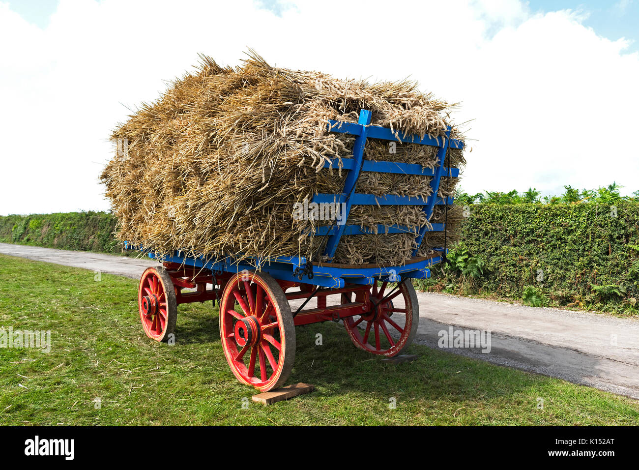 Un tradizionale carrello di fieno nella campagna inglese, Foto Stock