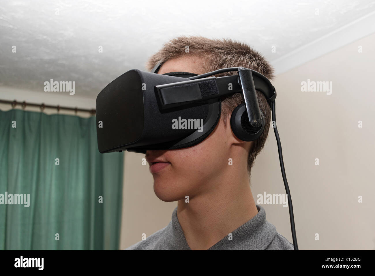 Ragazzo adolescente indossando un occhio rift in realtà virtuale auricolare Foto Stock