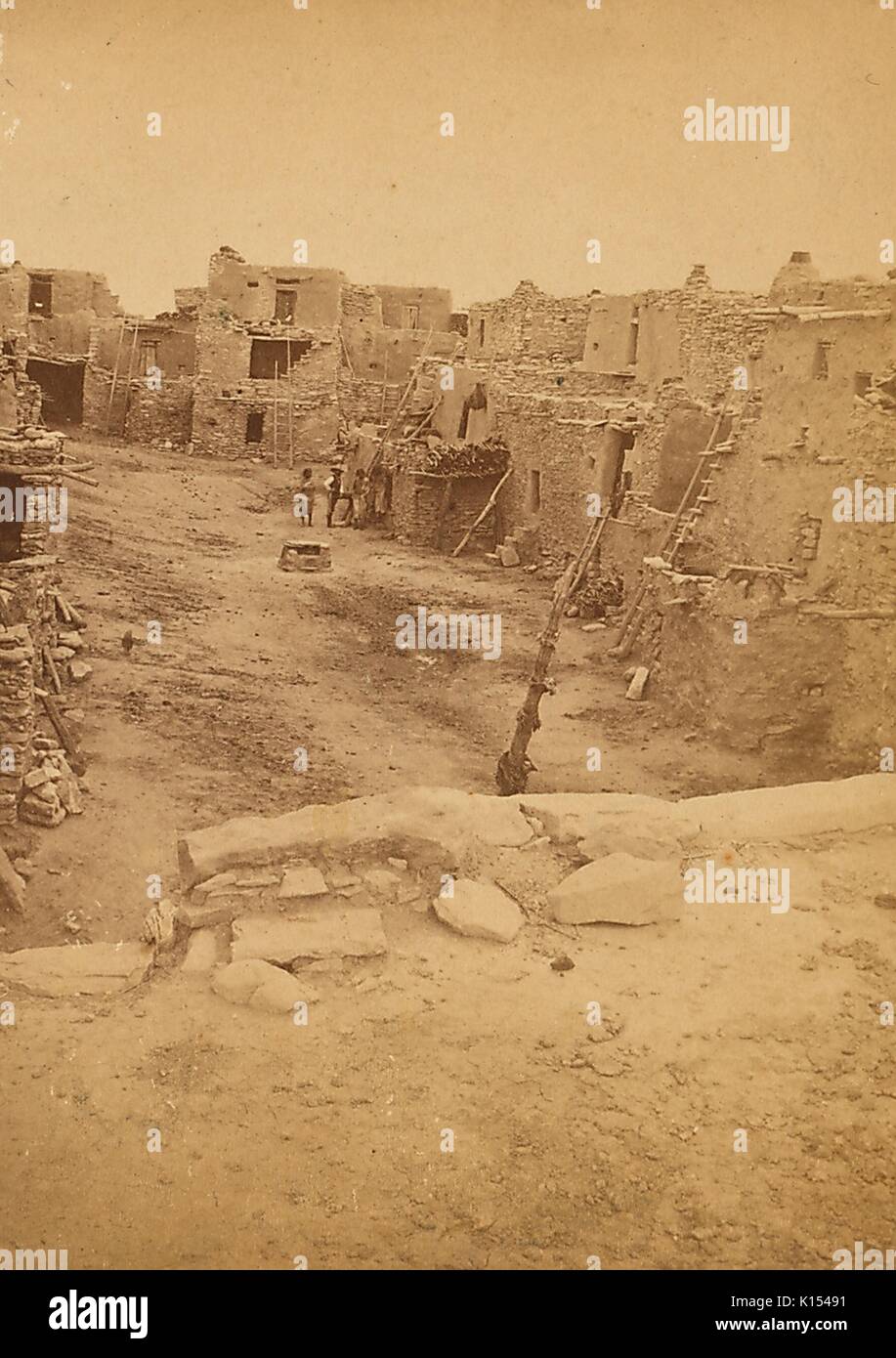Immagine di un pueblo abitazione, con una strada e strutture, persone in background, Colorado, 1843. Foto Stock