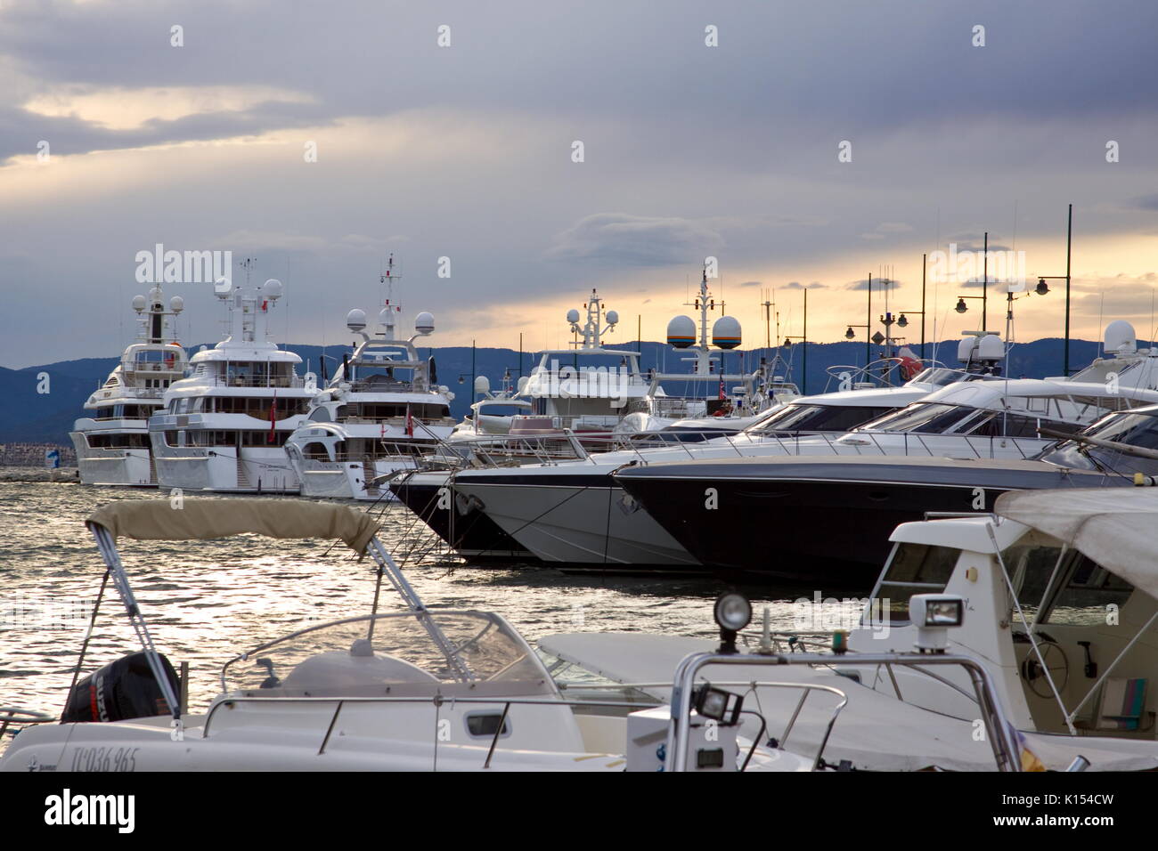 Yacht ormeggiati a st tropez Cote d Azur a sud della Francia Foto Stock