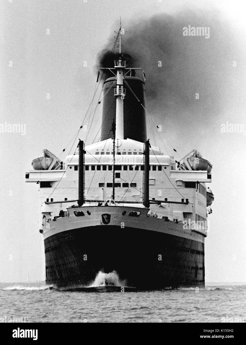 AJAXNETPHOTO. 11Settembre,1971. SOLENT, Inghilterra. - Camicia tedesca - la Bremen verso l'esterno legato da SOUTHAMPTON AVVICINANDO NAB torre. La nave era originariamente la camicia francese PASTEUR, costruito nel 1939. Divenne la Bremen nel 1957. Foto:JONATHAN EASTLAND/AJAX REF:357150 32 Foto Stock