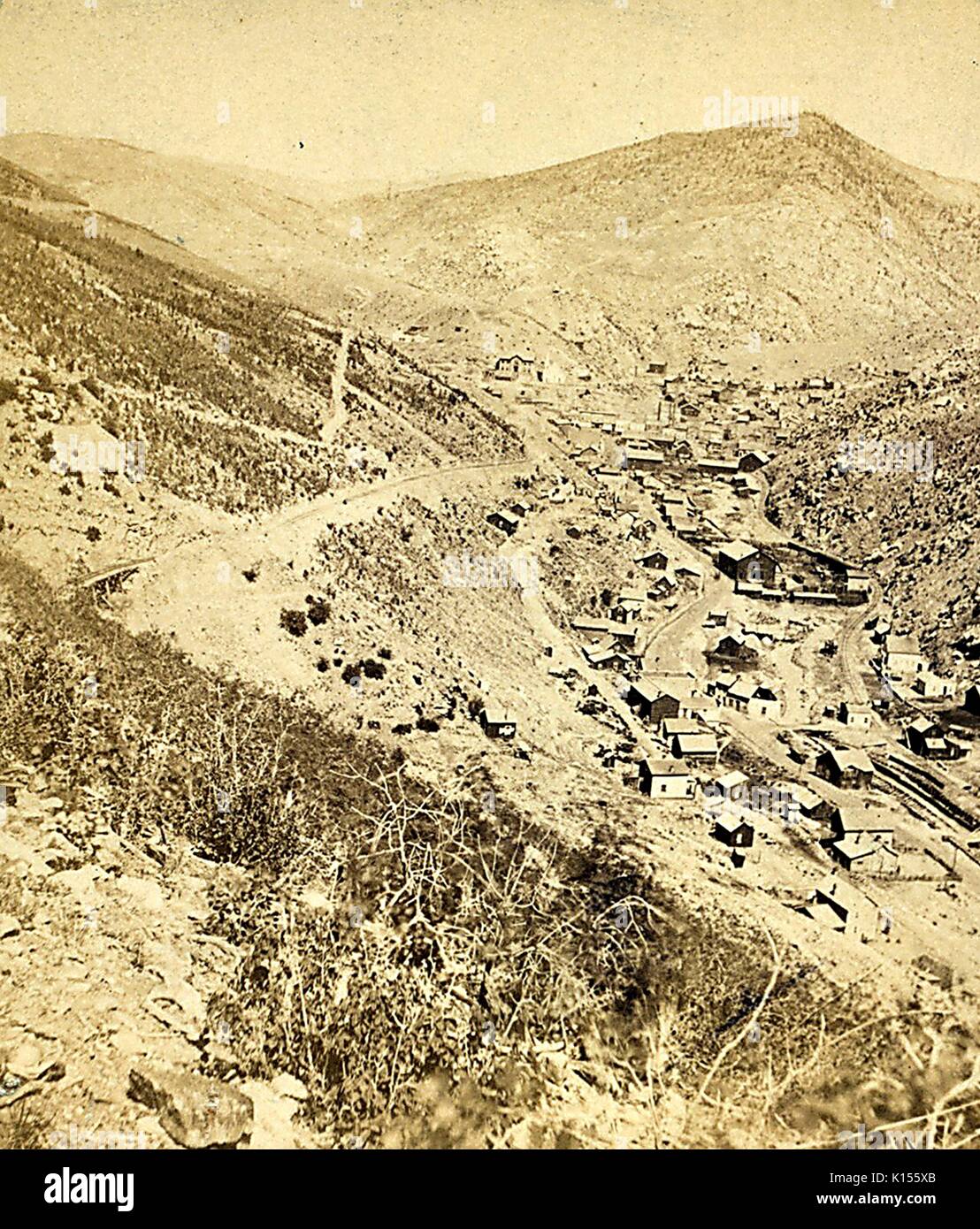 Falco nero dal CCRR vie [Central Colorado Railroad], montagne rocciose, Colorado, 1881. Dalla Biblioteca Pubblica di New York. Foto Stock