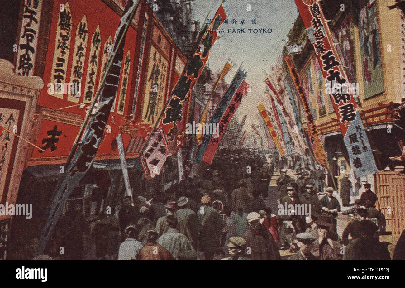 Cartolina colorato del Tempio di Asakusa Park, che è la città principale del distretto di intrattenimento, riempita con decine di cinema, Tokyo, Giappone, 1922. Dalla Biblioteca Pubblica di New York. Foto Stock