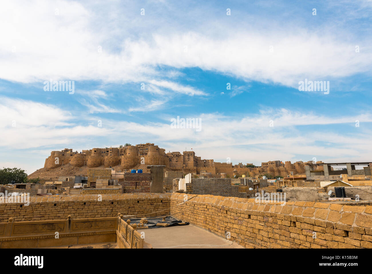 Una vista straordinaria dalla Saalam Singh Ki Haweli, scolpito in pietra arenaria gialla architettura in Jaisalmer, noto come Golden City in India. Foto Stock