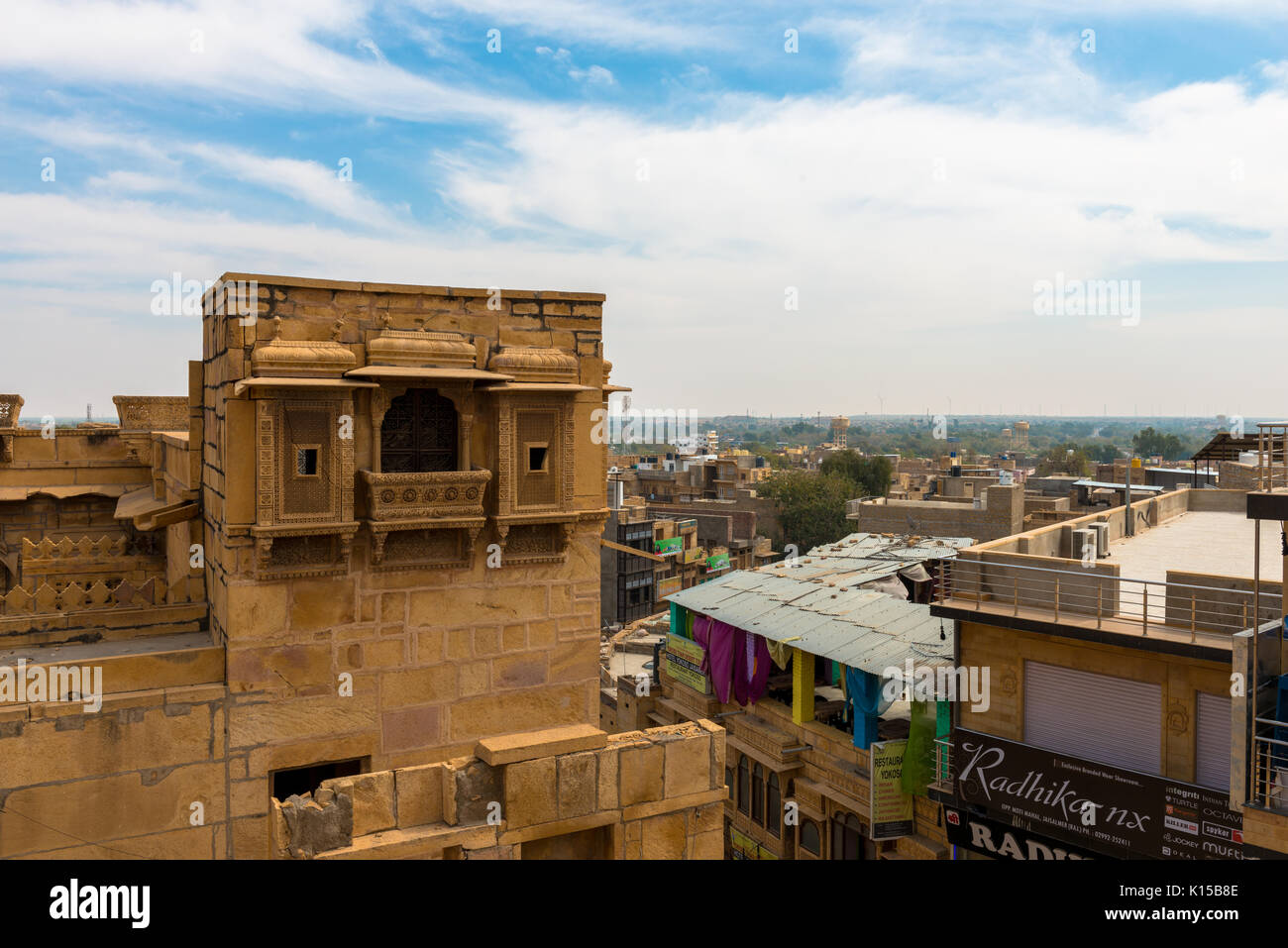 JAISALMER, Rajasthan, India - MARZO 07, 2016: dal tetto Saalam Singh Ki Haweli, scolpito in pietra arenaria gialla architettura in Jaisalmer, noto come andare Foto Stock